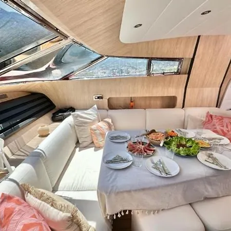 Botel Motoryacht 21 Avec Equipage Barcelona